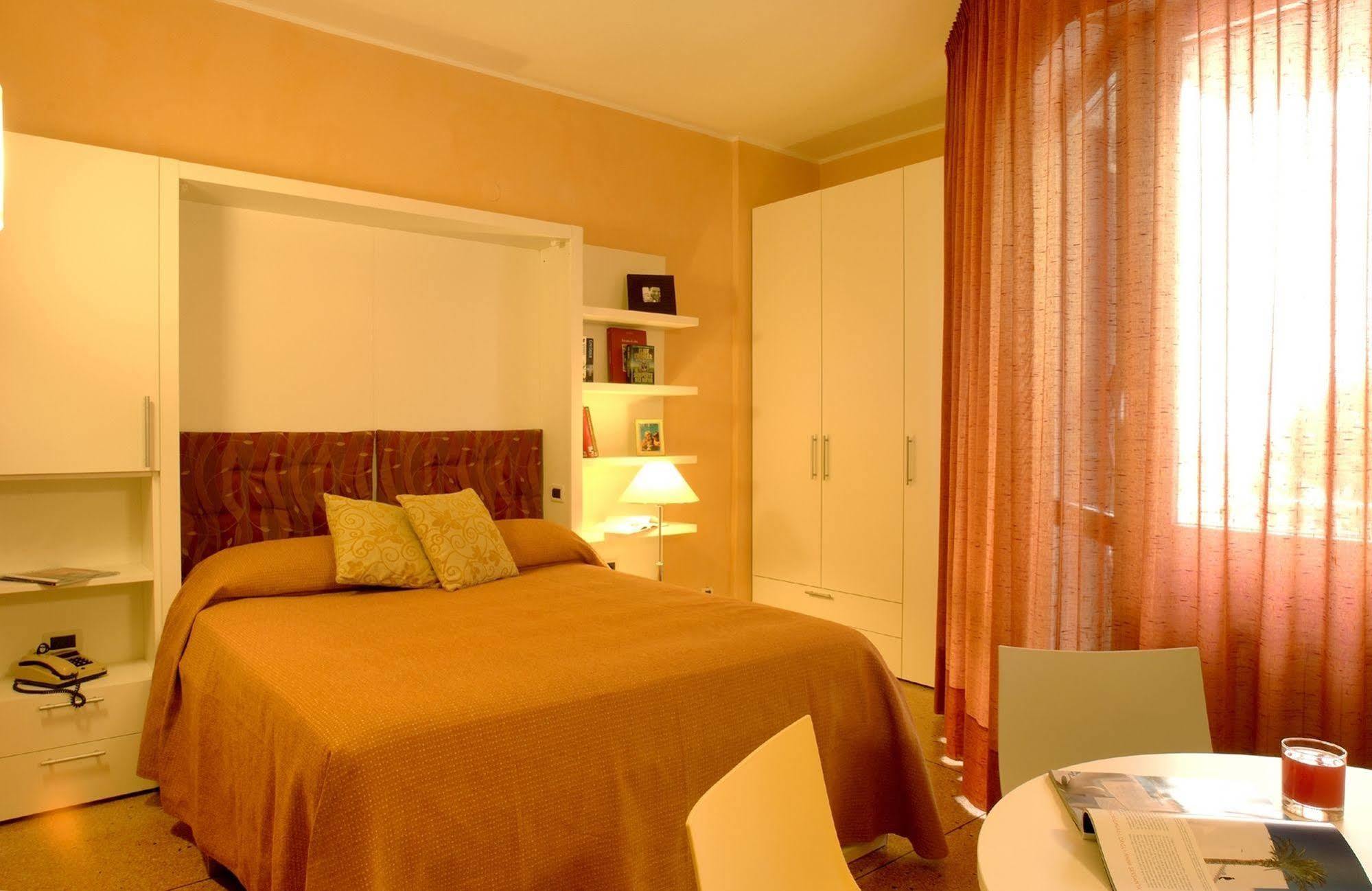 Residence Oliveto Ceriale Bagian luar foto