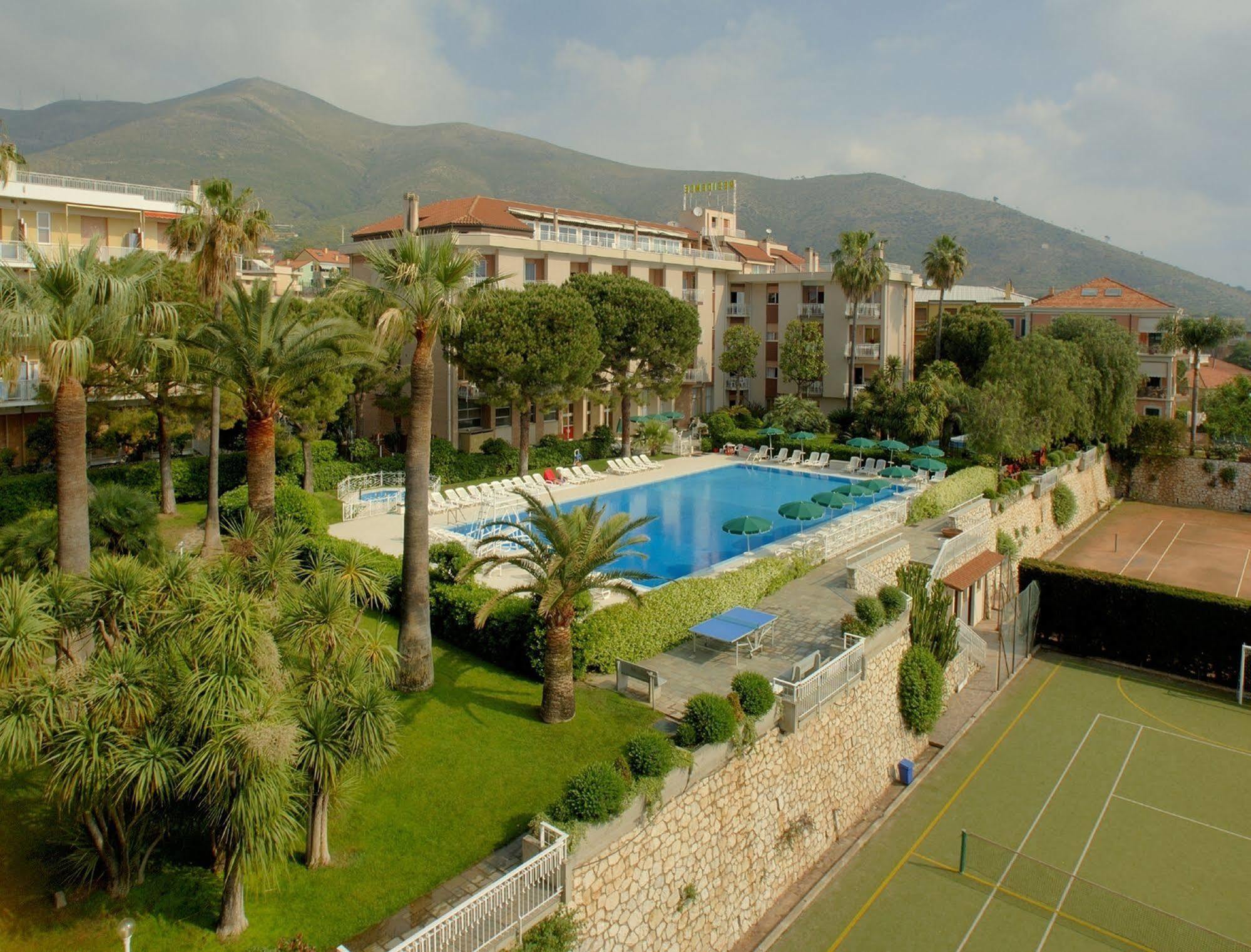 Residence Oliveto Ceriale Bagian luar foto