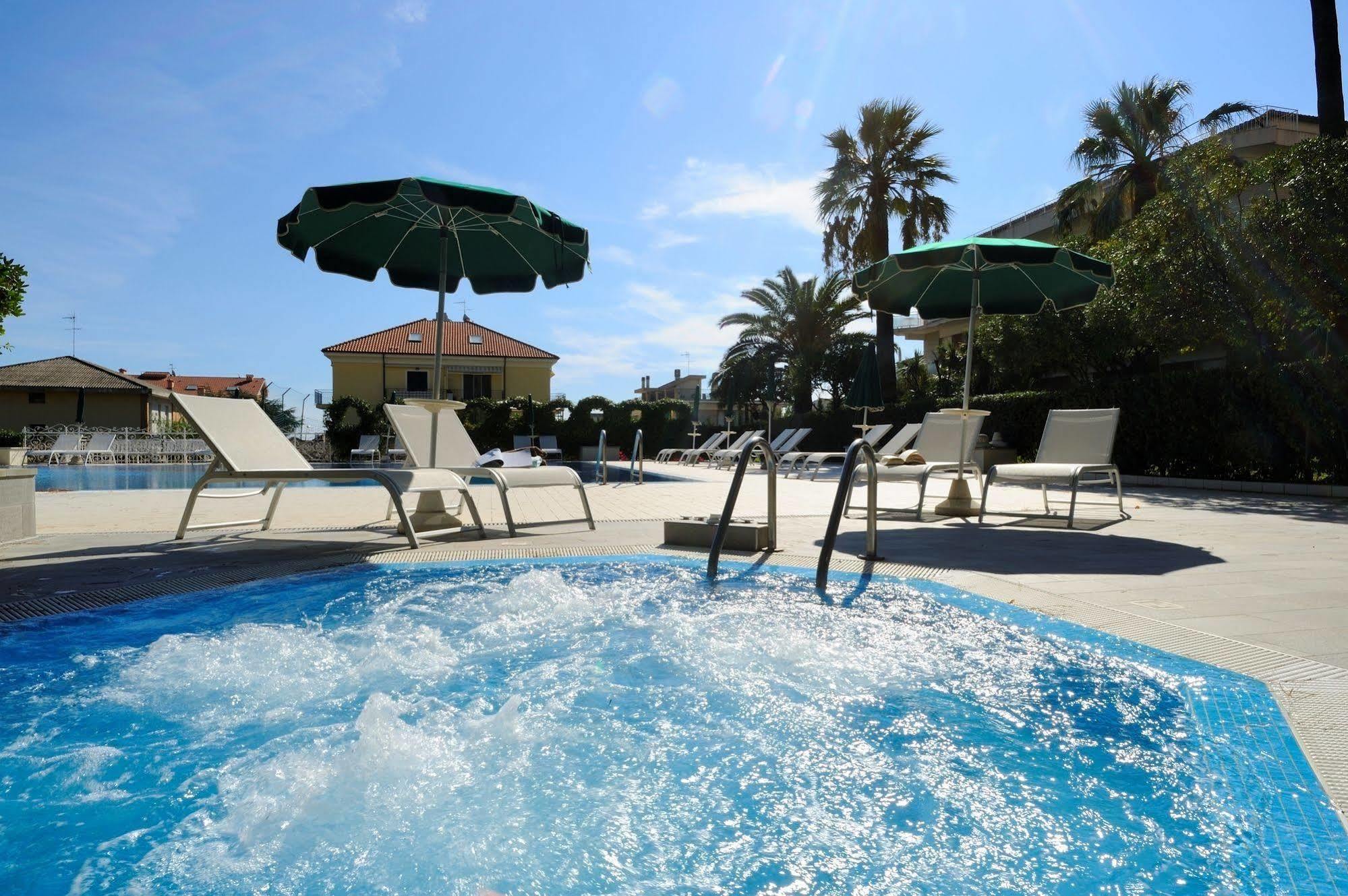 Residence Oliveto Ceriale Bagian luar foto