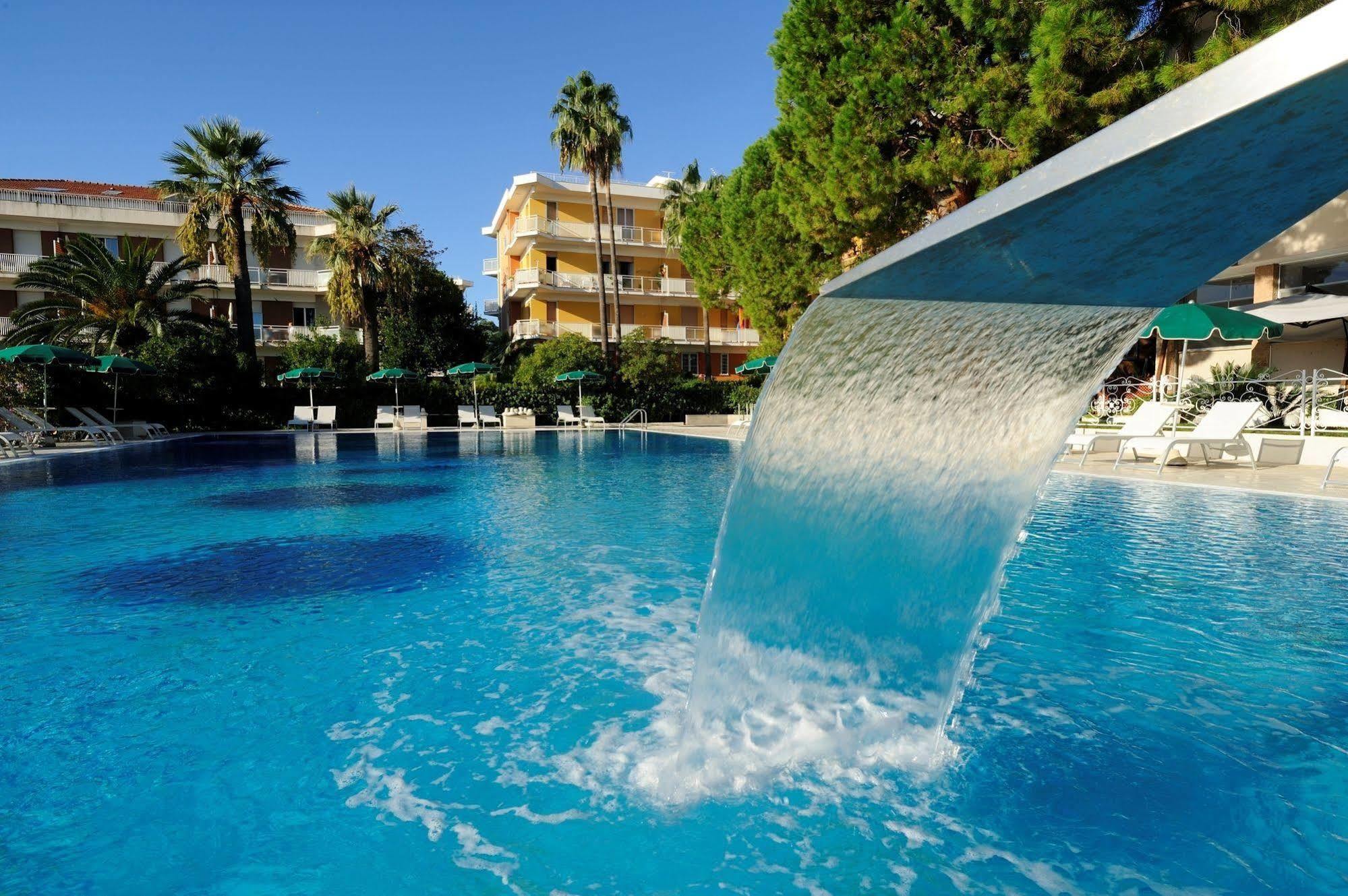 Residence Oliveto Ceriale Bagian luar foto