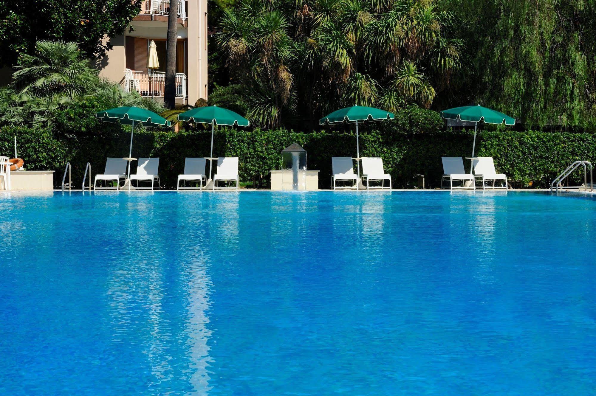 Residence Oliveto Ceriale Bagian luar foto